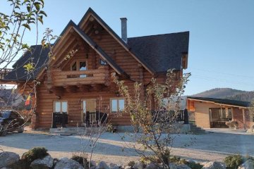 Cabana lemn rotund cu ciubar de închiriat Bucovina Chalet