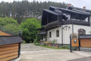 CASA DINTRE PINI